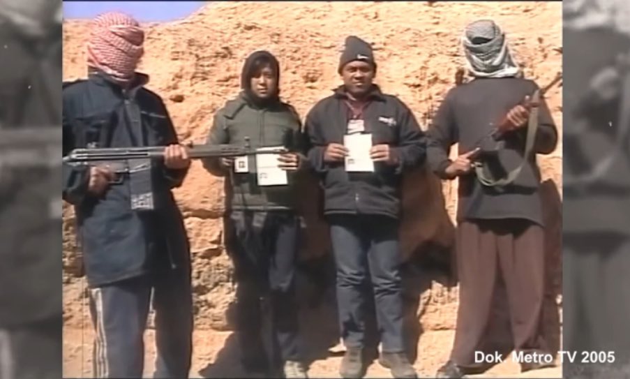 yuradelita's tweet photo. 21 tahun lalu (Februari 2005),

Meutya Hafid &amp; kameramen Metro TV Budiyanto disandera di gua kecil dekat Ramadi, Irak selama 168 jam.

Berkat diplomasi Presiden SBY &amp; Juru Bicara Deplu Marty Natalegawa, mereka dibebaskan tanpa syarat 🙏🏻 https://t.co/FcG0cMypSY