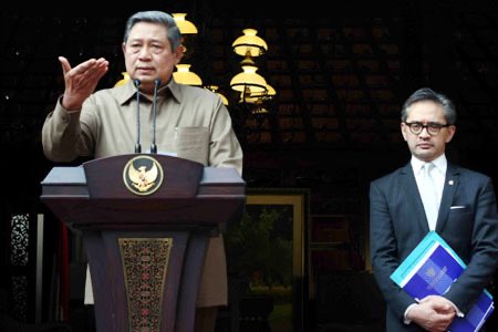yuradelita's tweet photo. 21 tahun lalu (Februari 2005),

Meutya Hafid &amp; kameramen Metro TV Budiyanto disandera di gua kecil dekat Ramadi, Irak selama 168 jam.

Berkat diplomasi Presiden SBY &amp; Juru Bicara Deplu Marty Natalegawa, mereka dibebaskan tanpa syarat 🙏🏻 https://t.co/FcG0cMypSY