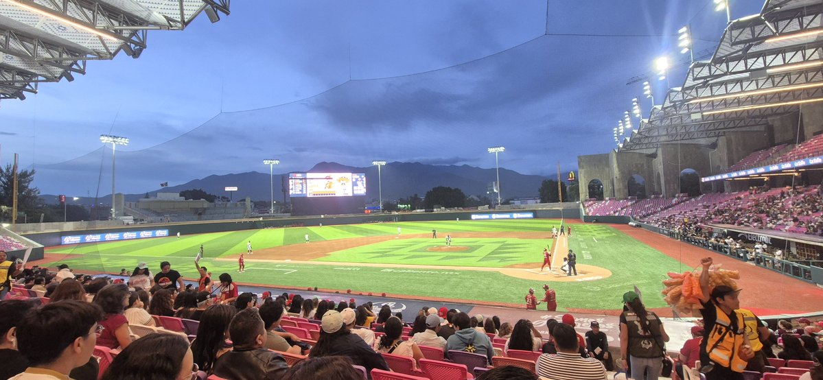 Parcells38's tweet photo. @DiablosRojosMX Solo se puede decir: ¡Qué precioso lugar este @estadioyuva para hacer comunidad y disfrutar del béisbol y hasta de las tranamisiones de fútbol! 
¡Vamos, @DiablosRojosMX! https://t.co/roXKrDOavG
