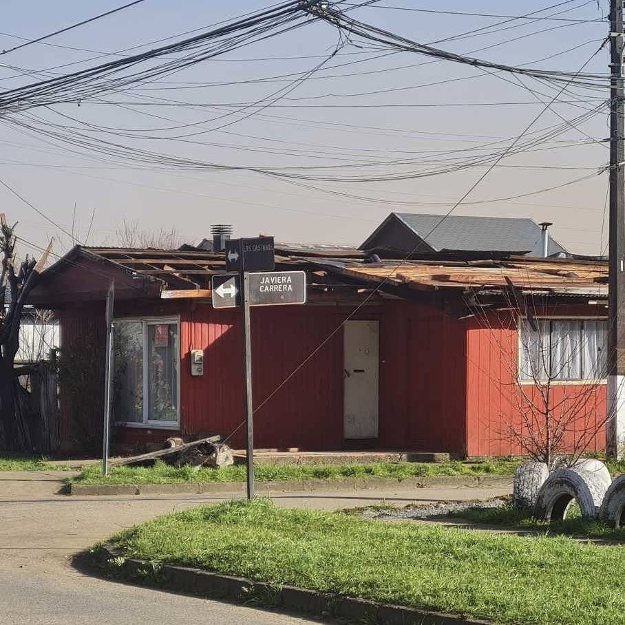InformaAlMinuto's tweet photo. 🔴Situación en la comuna de Lautaro | Fuertes ráfagas del viento Puelche provocaron daños de consideración al interior del Parque Isabel Riquelme durante esta tarde y la voladura de techumbre de al menos una vivienda en Los Castaños con Javiera Carrera https://t.co/q8LijA8817