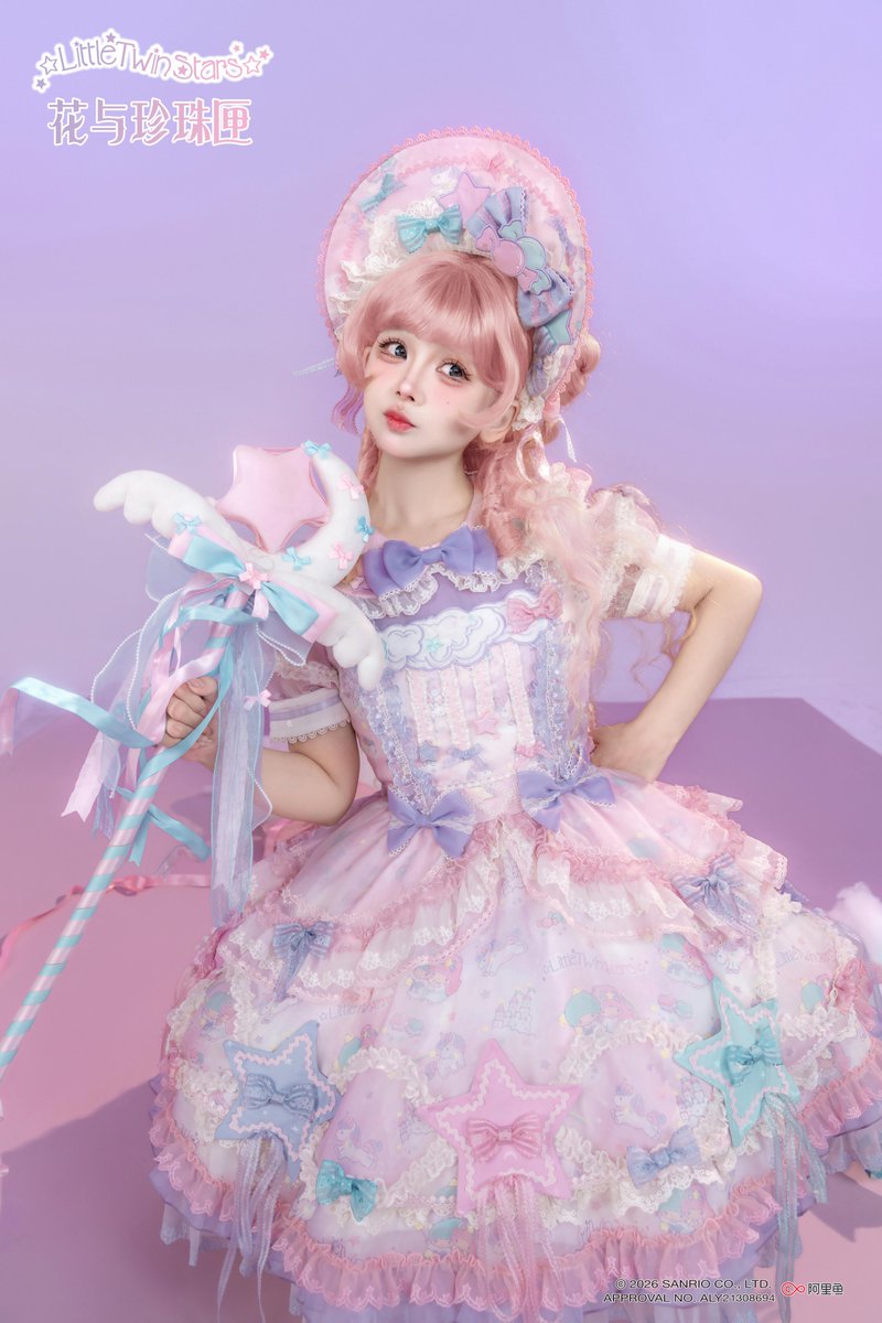 girlism_info's tweet photo. ⭐ご予約受付中🌈

♡「花箱×サンリオ」♡

キュートに輝く星たちに囲まれた☆Starドレス👑

胸元に雲のモチーフをあしらったキキララ柄🎀
世界観にぴったりなシフォンに包まれて✨

星を結ぶリボンが妖精のような1着☁️

☆送料無料☆
https://t.co/DouwYgrYoY

【ご予約は~7/20まで】 https://t.co/lz1CAr1gje