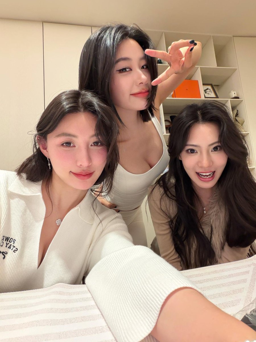 hackmangvnhd's tweet photo. ❤️ Nhà có 3 chị em gái có anh nào muốn làm rể bố em không  ❤️ https://t.co/ehnfl30Dmj