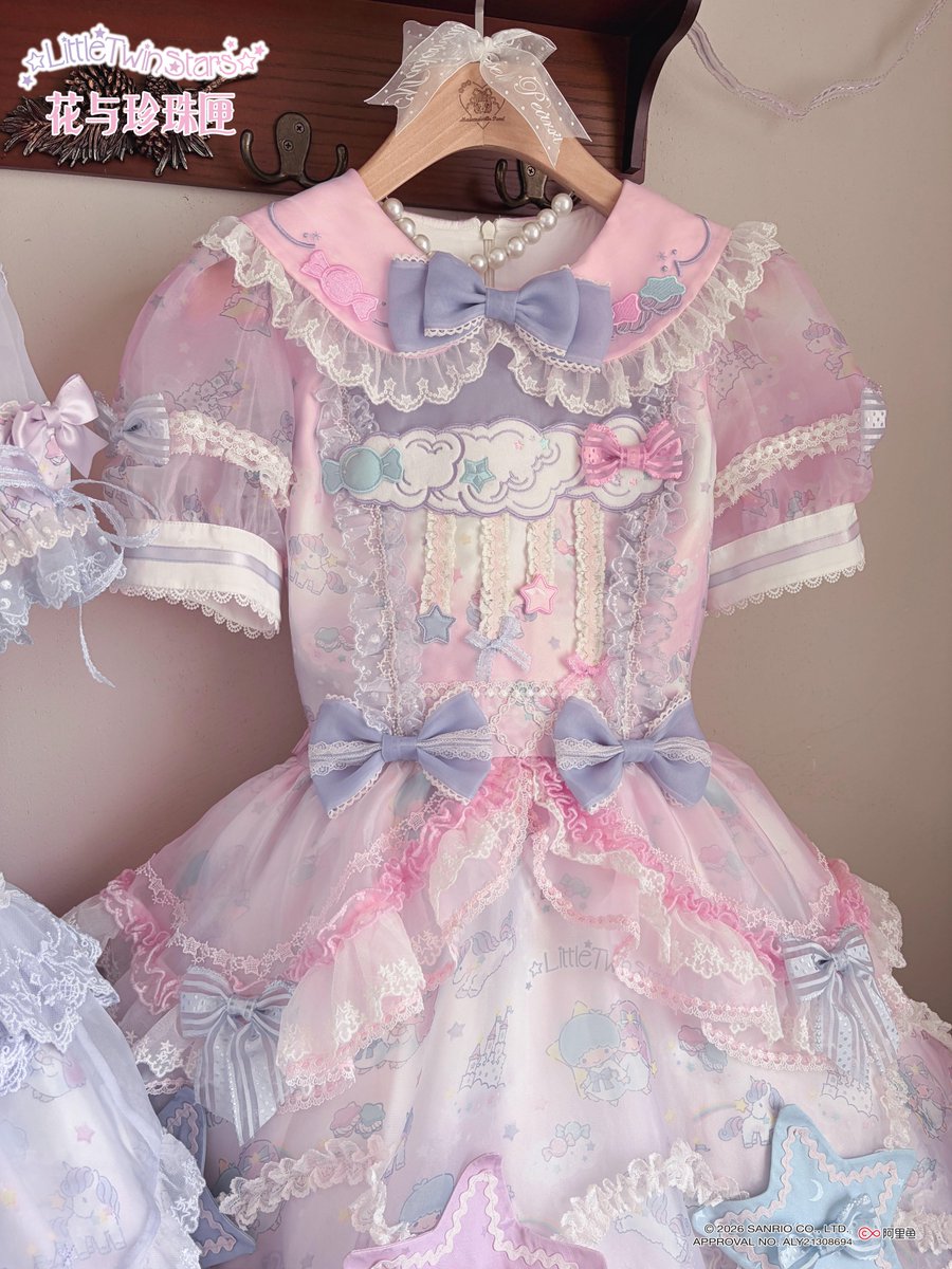 girlism_info's tweet photo. ⭐ご予約受付中🌈

♡「花箱×サンリオ」♡

キュートに輝く星たちに囲まれた☆Starドレス👑

胸元に雲のモチーフをあしらったキキララ柄🎀
世界観にぴったりなシフォンに包まれて✨

星を結ぶリボンが妖精のような1着☁️

☆送料無料☆
https://t.co/DouwYgrYoY

【ご予約は~7/20まで】 https://t.co/lz1CAr1gje
