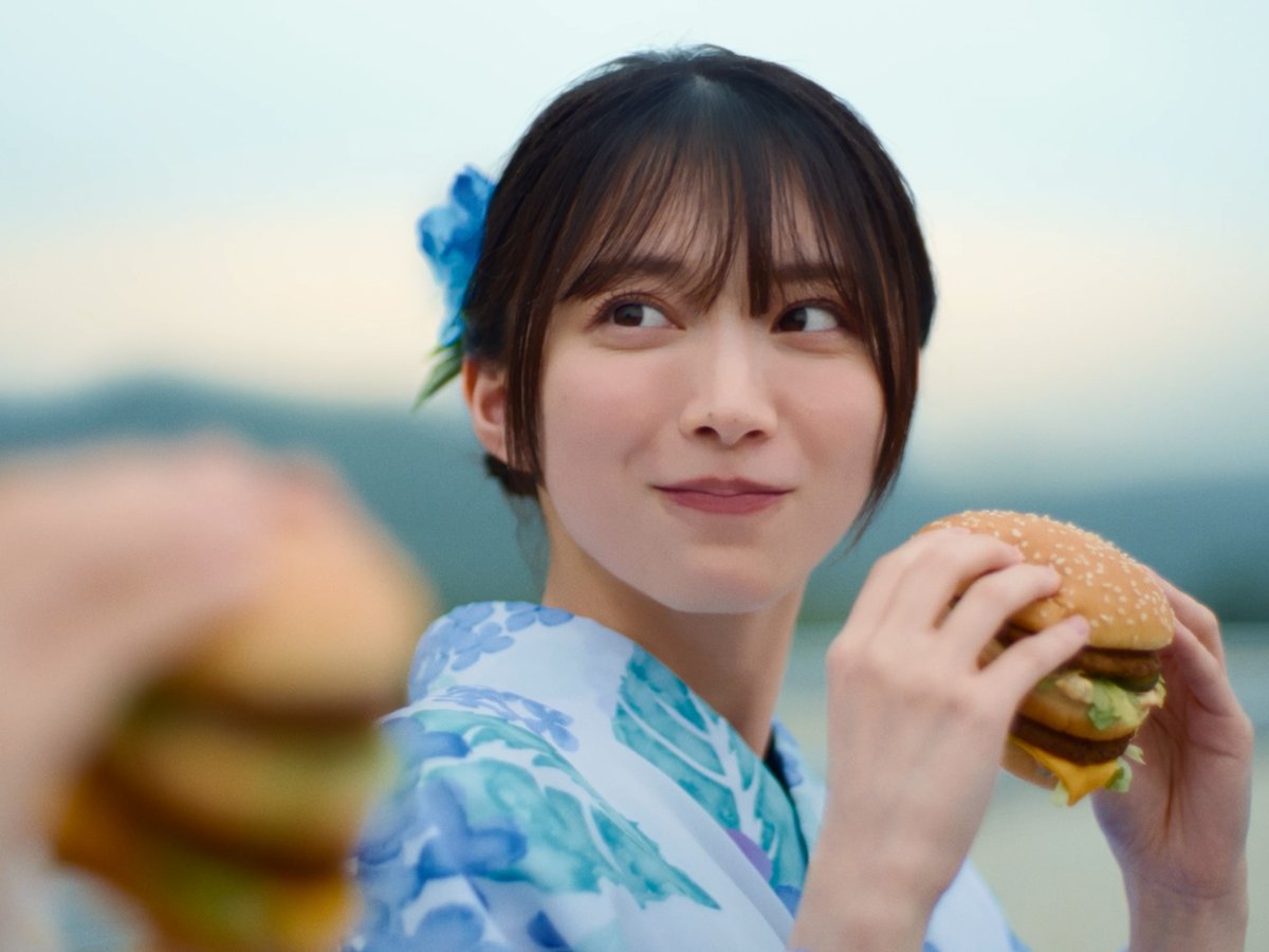 sakuzakacentral's tweet photo. [News]

#Sakurazaka46's Morita Hikaru stars in McDonald's Japan's Big Mac new promotional video "Summer and Hair Bangs". Check it out!

🔗https://t.co/VQoVlKivEM

#森田ひかる 
#櫻坂46 https://t.co/IH3HjFbVFj