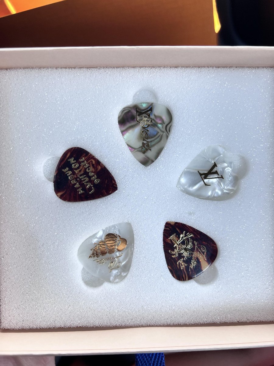 VikashPssll's tweet photo. これって、一番高価なピックと言えるのでしょうか？🎸 https://t.co/X298ZMxjCn