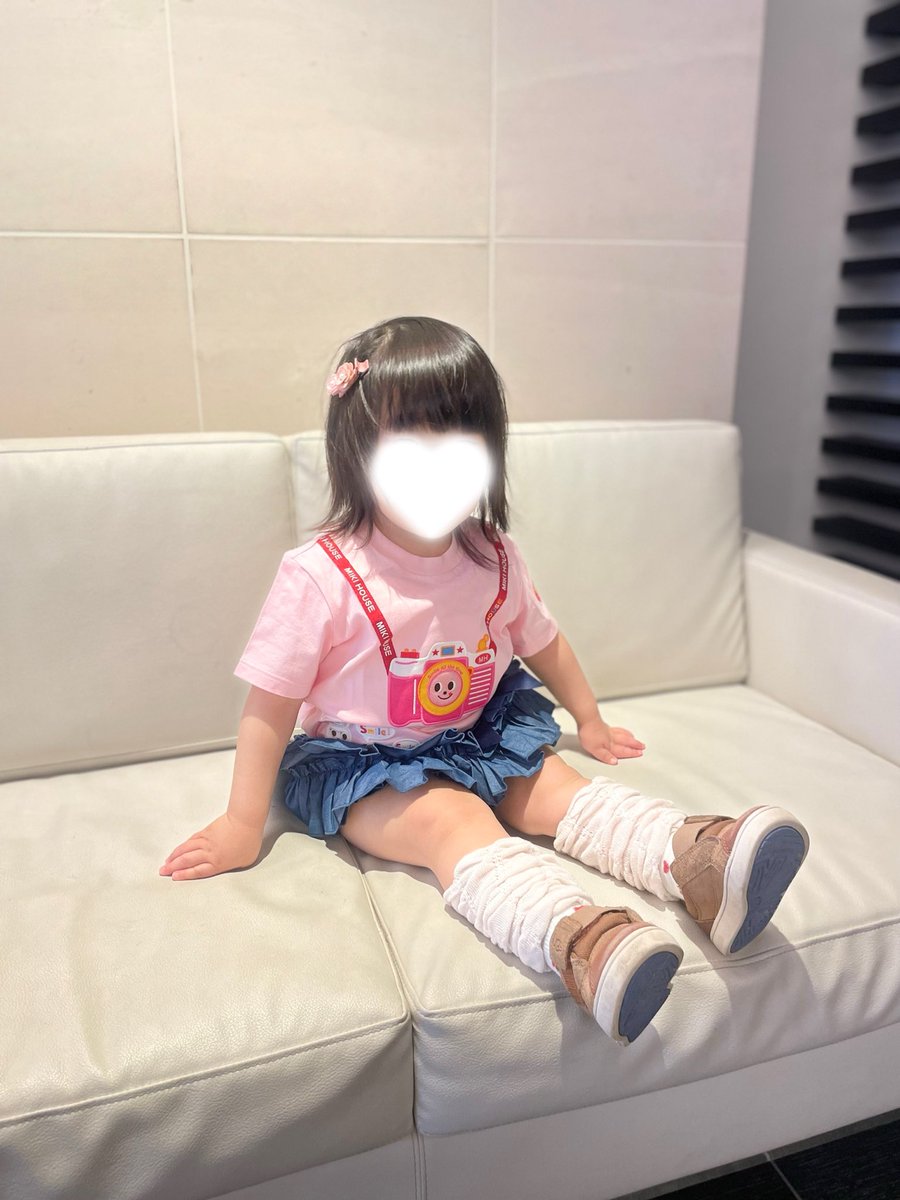 lightwish9632's tweet photo. レギンスはかせたら平成のギャル感😂笑
ミニモニみたくなっちゃったけど、ミニモニって知ってる？🤣笑
panpantutuのフリフリボトムはいてるんだけど0-2歳まではけてよかった♡ https://t.co/qLkk8CCQnF