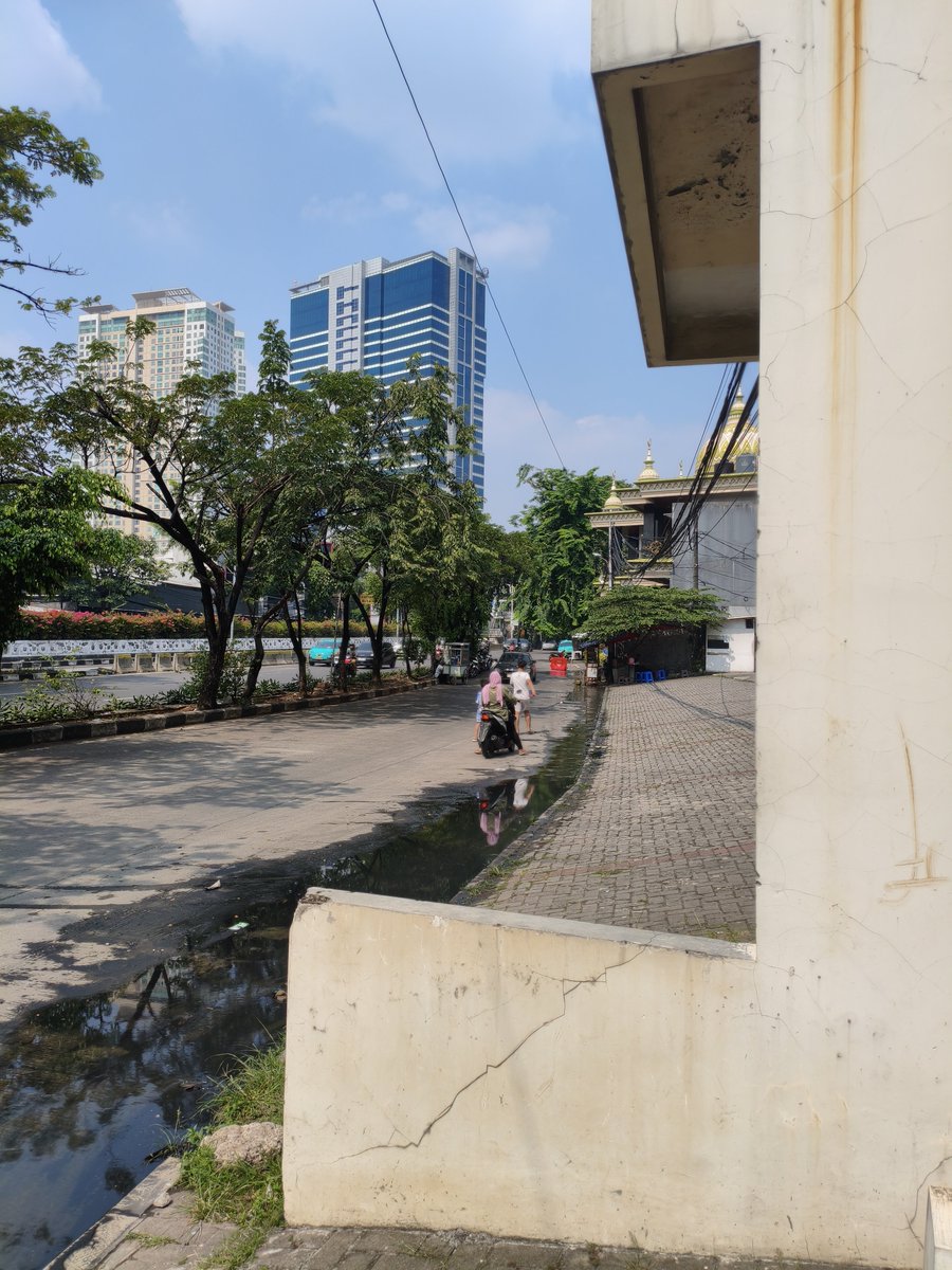 jjongryongida's tweet photo. @DKIJakarta @pramonoanung Setiap hari di depan kantor ada genangan air yg ga jelas asal usulnya, klo ga diminta ga dibersih2in sampai berlumut. Hari ini genangannya air hitam berlumpur dan bau. Ga ada solusi permanen kah supaya ga ada genangan lagi?? https://t.co/gvo0Pk1ncc