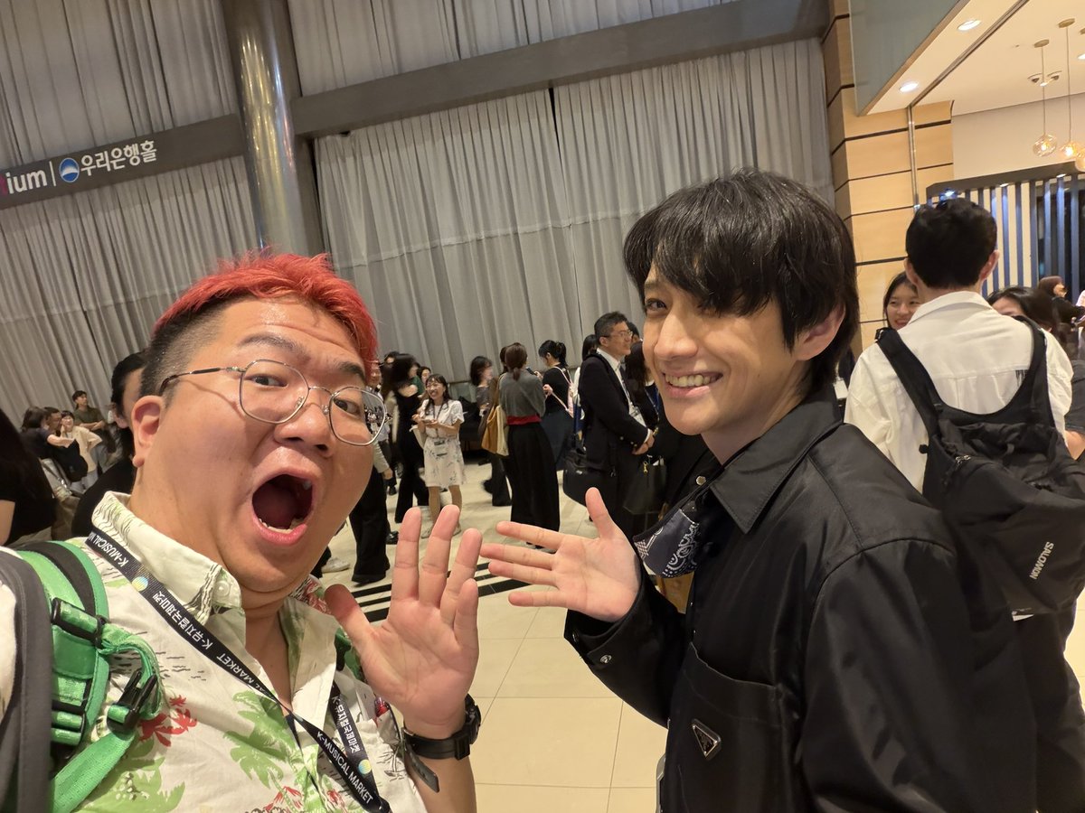 red_ryu's tweet photo. 昨夜はショーケースに出展されてる「#舞台鬼滅の刃 」を観劇させていただきました👀満席。開演前から凄い熱気🔥作品も素晴らしく、スタンディングオベーション🌟その場に居させていただき感謝。脚本・演出・作詞は活劇公募（明大の演劇サークル）の先輩・元吉庸康さん❗️誇らしい先輩と📸 https://t.co/gF59rUFQlG