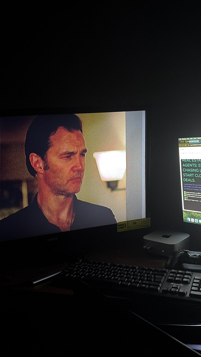 zwerv0's tweet photo. Watching TWD for first time, y’all see it to right or am I trippin? https://t.co/WcaezQhLd1