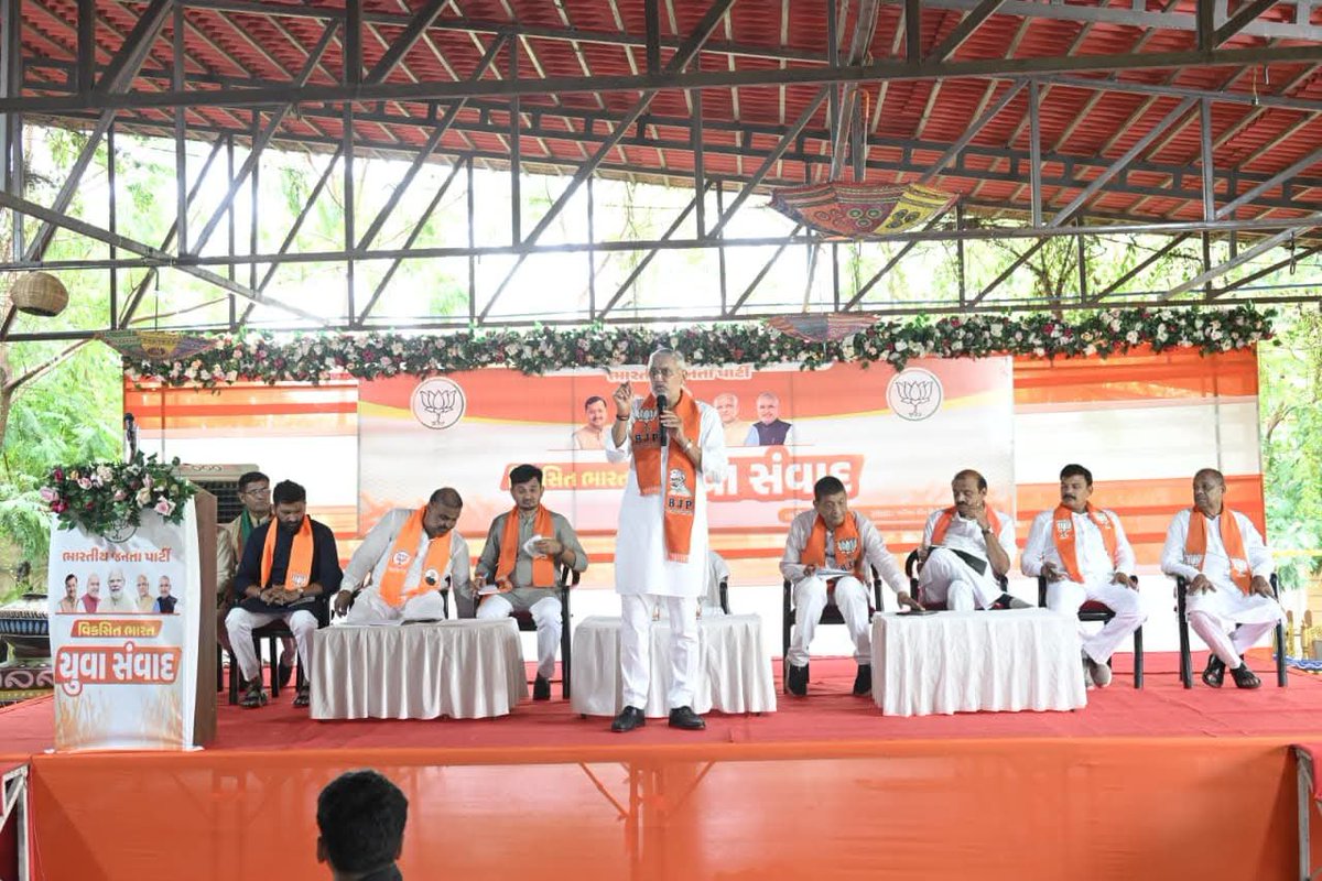 BJYM4Gujarat's tweet photo. સશક્ત યુવા, સશક્ત રાષ્ટ્ર

માનનીય પ્રદેશ અધ્યક્ષશ્રી @iJagdishBJP જી એ દેવગઢ બારીયા ખાતે આયોજિત 'વિકસિત ભારત યુવા સંવાદ' કાર્યક્રમમાં ઊર્જાવાન યુવાનો સાથે સંવાદ સાધ્યો. https://t.co/dELi8kzNtZ