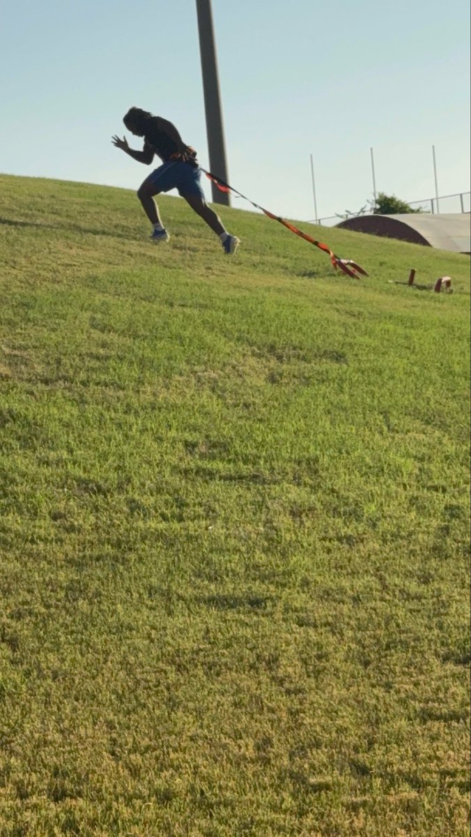 Keemdot5's tweet photo. Out working yesterday 💪🏾🏈￼@RecruitTheDawgs @CoachRSouthern @runningbucks @CoachLoganBrock https://t.co/UBrNE4Ba9O