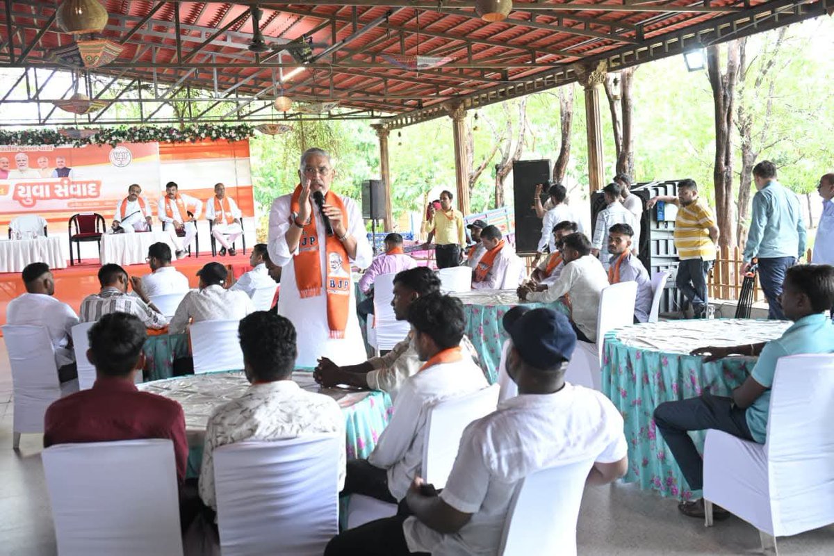 BJYM4Gujarat's tweet photo. સશક્ત યુવા, સશક્ત રાષ્ટ્ર

માનનીય પ્રદેશ અધ્યક્ષશ્રી @iJagdishBJP જી એ દેવગઢ બારીયા ખાતે આયોજિત 'વિકસિત ભારત યુવા સંવાદ' કાર્યક્રમમાં ઊર્જાવાન યુવાનો સાથે સંવાદ સાધ્યો. https://t.co/dELi8kzNtZ