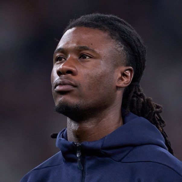 REALMADRIDCI2's tweet photo. 🚨💣 URGENT : José Mourinho a donné le FEU VERT pour vendre Eduardo Camavinga - l'entraîneur n'est PAS convaincu par lui.

NÉGOCIATIONS DIRECTES ces dernières heures avec Manchester City pour le joueur. @MatteMoretto @marca https://t.co/HosM5PHsd3