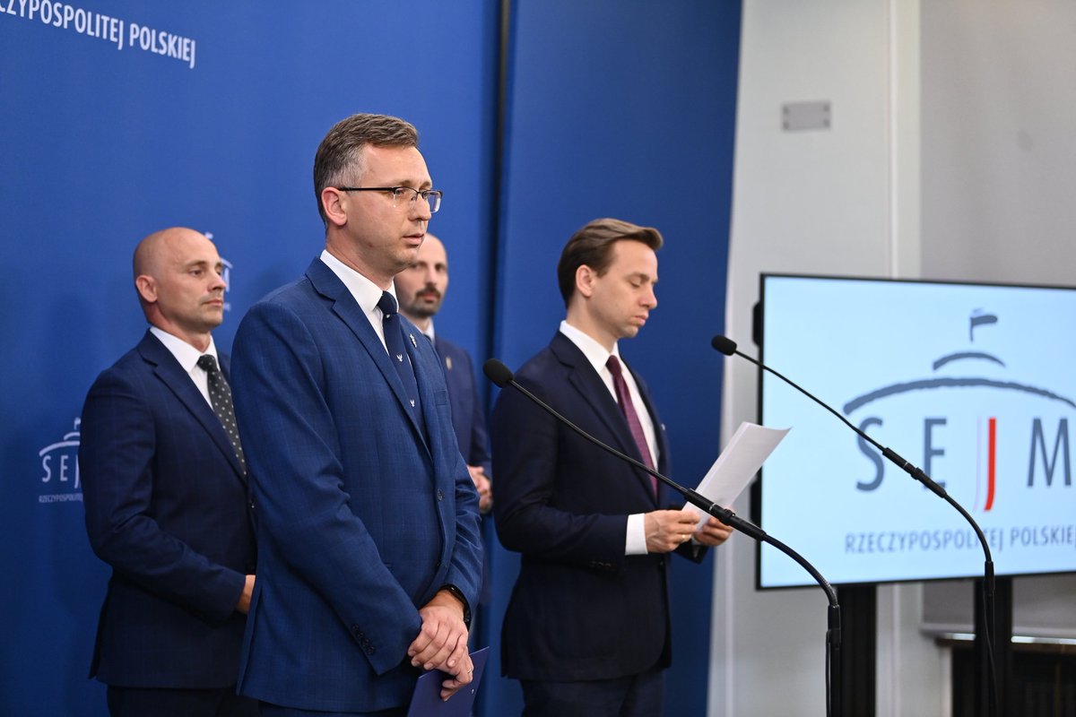 LuberaSzczepan's tweet photo. Mieszkańcy powiatu mieleckiego nie zgadzają się na oddanie szpitala i decyzyjności do Rzeszowa.
Mieszkańcy wraz z naszymi działaczami zawiązali komitet i zaczęli zbierać podpisy aby przeprowadzić reredendum ws. odwołania rady powiatu mieleckiego.
#referendumRMI #nieoddamyszpitala https://t.co/sCmeWUKOGZ