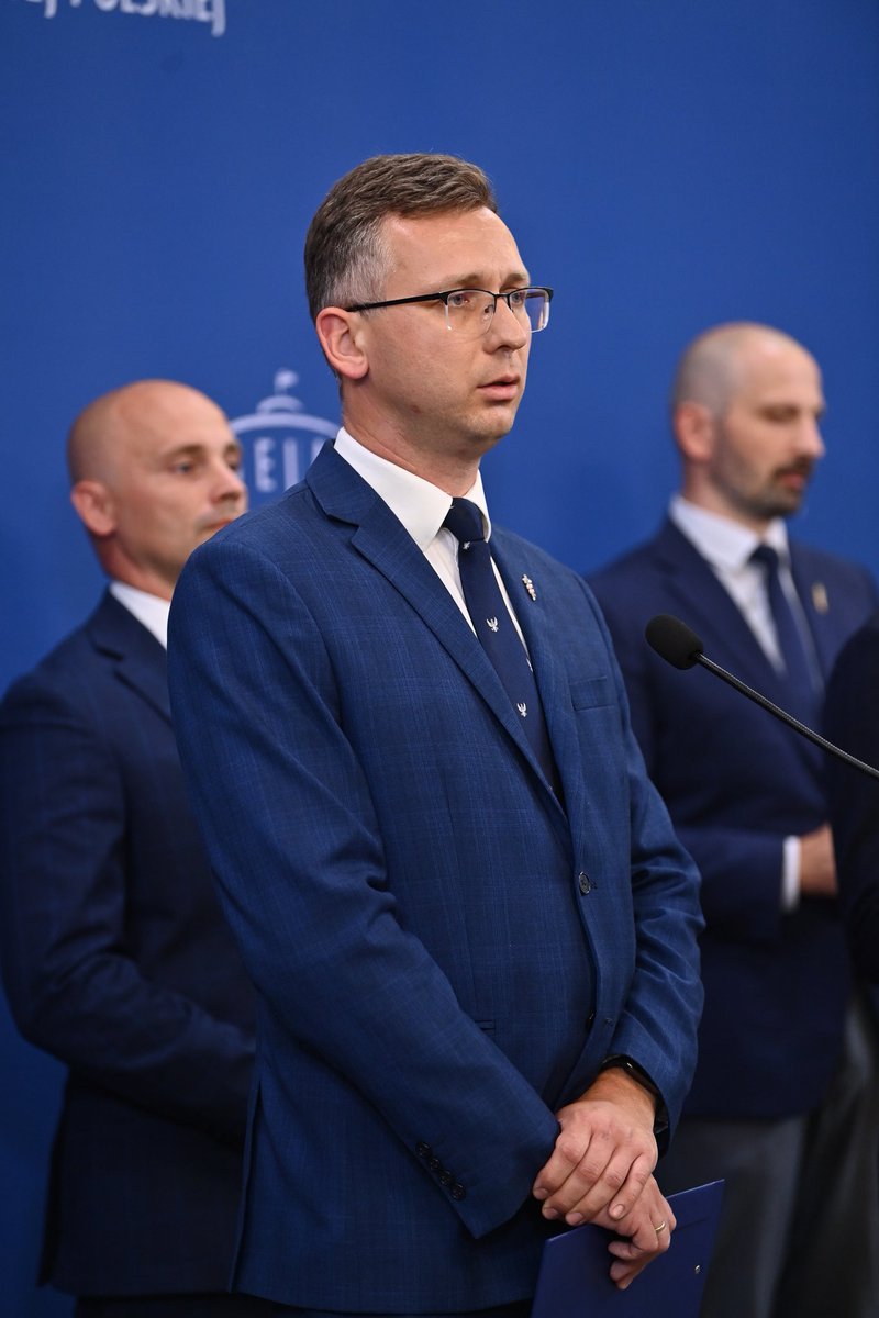 LuberaSzczepan's tweet photo. Mieszkańcy powiatu mieleckiego nie zgadzają się na oddanie szpitala i decyzyjności do Rzeszowa.
Mieszkańcy wraz z naszymi działaczami zawiązali komitet i zaczęli zbierać podpisy aby przeprowadzić reredendum ws. odwołania rady powiatu mieleckiego.
#referendumRMI #nieoddamyszpitala https://t.co/sCmeWUKOGZ