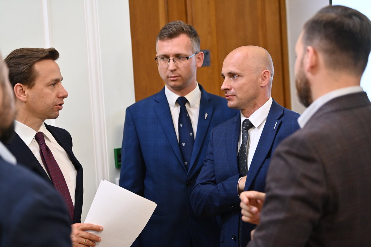 LuberaSzczepan's tweet photo. Mieszkańcy powiatu mieleckiego nie zgadzają się na oddanie szpitala i decyzyjności do Rzeszowa.
Mieszkańcy wraz z naszymi działaczami zawiązali komitet i zaczęli zbierać podpisy aby przeprowadzić reredendum ws. odwołania rady powiatu mieleckiego.
#referendumRMI #nieoddamyszpitala https://t.co/sCmeWUKOGZ