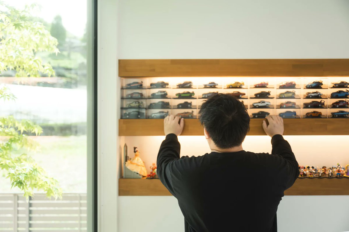 collabo_house's tweet photo. 【記事更新｜家づくり先輩ルポ】住んで1年、「チーム設計」で叶えた趣味と景観の家
豊かな自然に溶け込む大きな窓と趣味を楽しむニッチ。設計士が知恵を出し合い、開放感とおこもり感を両立させた平屋が完成✨「どこも好きすぎる」と語るご家族の愛着あふれる暮らしはこちら👇 https://t.co/udkEwxOA56 https://t.co/oGMOtdCMZd