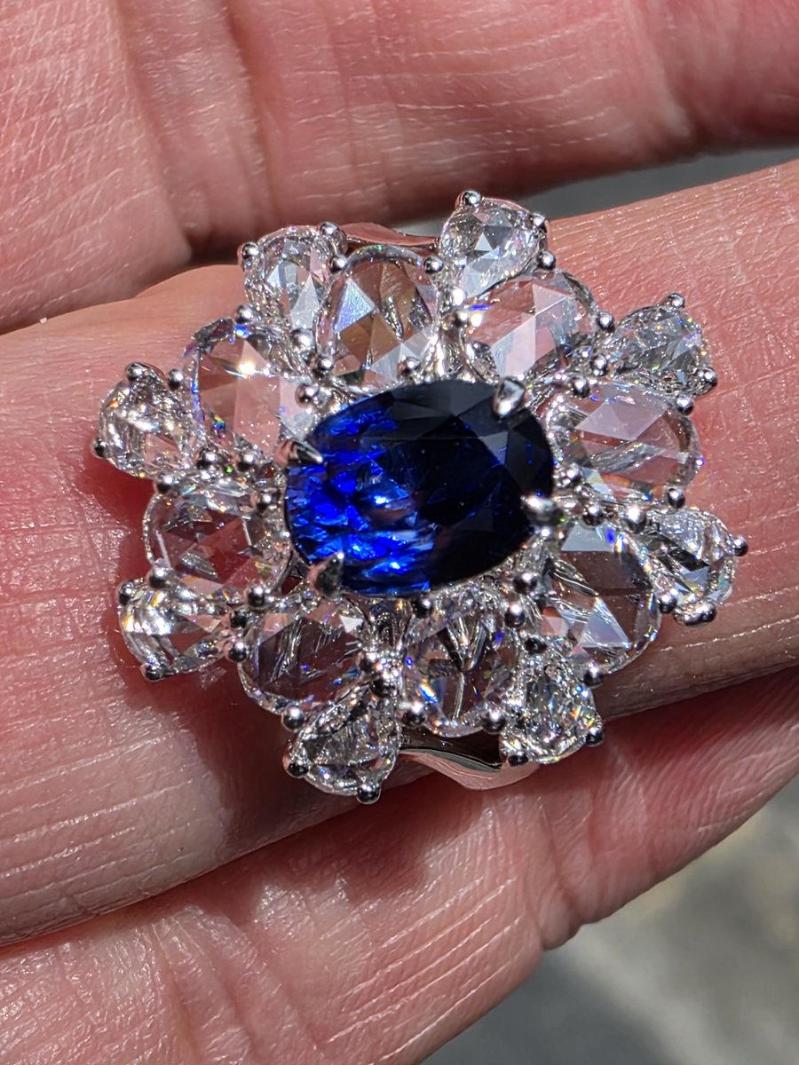 tulwig1234's tweet photo. 2.25ct kashmir blue sapphire 💙💙💙 https://t.co/6ZP3uR20ko