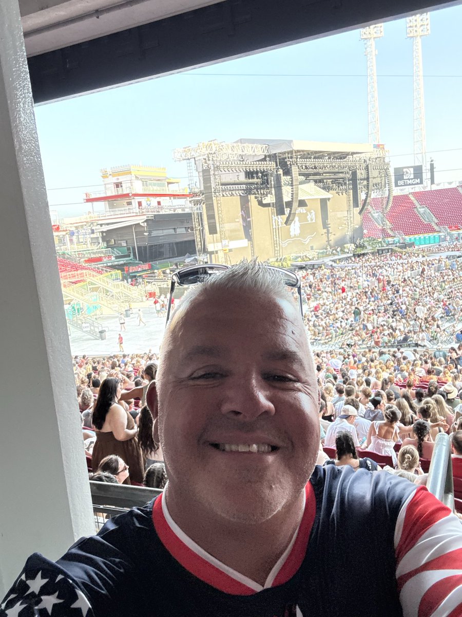 Usedcarr's tweet photo. Went to the Strumbellas with my daughter and wife in 2017 in Cincy and happened upon @NoahKahan!  Been a fan ever since! What a great concert tonight! @emileecarr11 @Carla_Carr01 https://t.co/fZpDf5Pw1e
