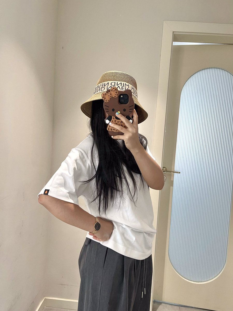 xinyangzhuan's tweet photo. S码到货咯  
上了年纪还是最喜欢这种简约经典的款式 时间越久越耐看 
袖口的标志很有个性 
以后出去凭衣服和其他周���认领家人啦 🫂
#LibertyCats_APP #Crypto #NFT #blockchain #LibertyCats #NFTs #sec #自由猫 #web3 @LibertyCats_APP https://t.co/eHBvHWe7Ec