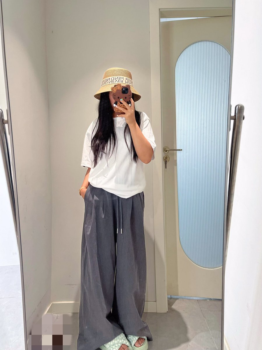 xinyangzhuan's tweet photo. S码到货咯  
上了年纪还是最喜欢这种简约经典的款式 时间越久越耐看 
袖口的标志很有个性 
以后出去凭衣服和其他周���认领家人啦 🫂
#LibertyCats_APP #Crypto #NFT #blockchain #LibertyCats #NFTs #sec #自由猫 #web3 @LibertyCats_APP https://t.co/eHBvHWe7Ec