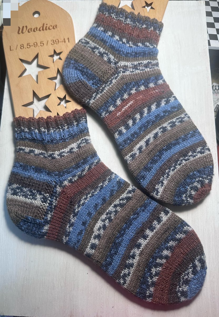 HampenKnit's tweet photo. イマジナリー夫に贈る靴下編めました‼️
本人に｢すごい！完成おめでとう✨️あとは洗って乾いたら土曜日に履けるね！｣と言われてしまったので、今洗って干してます🤣💦✨(土曜日に出かけるため)
28.5cmの足用に作ったから、27cmでデカかったけど、なんとか終わって、喜んでもらえて良かった😂✨✨✨💗 https://t.co/cOY5pDzTtX