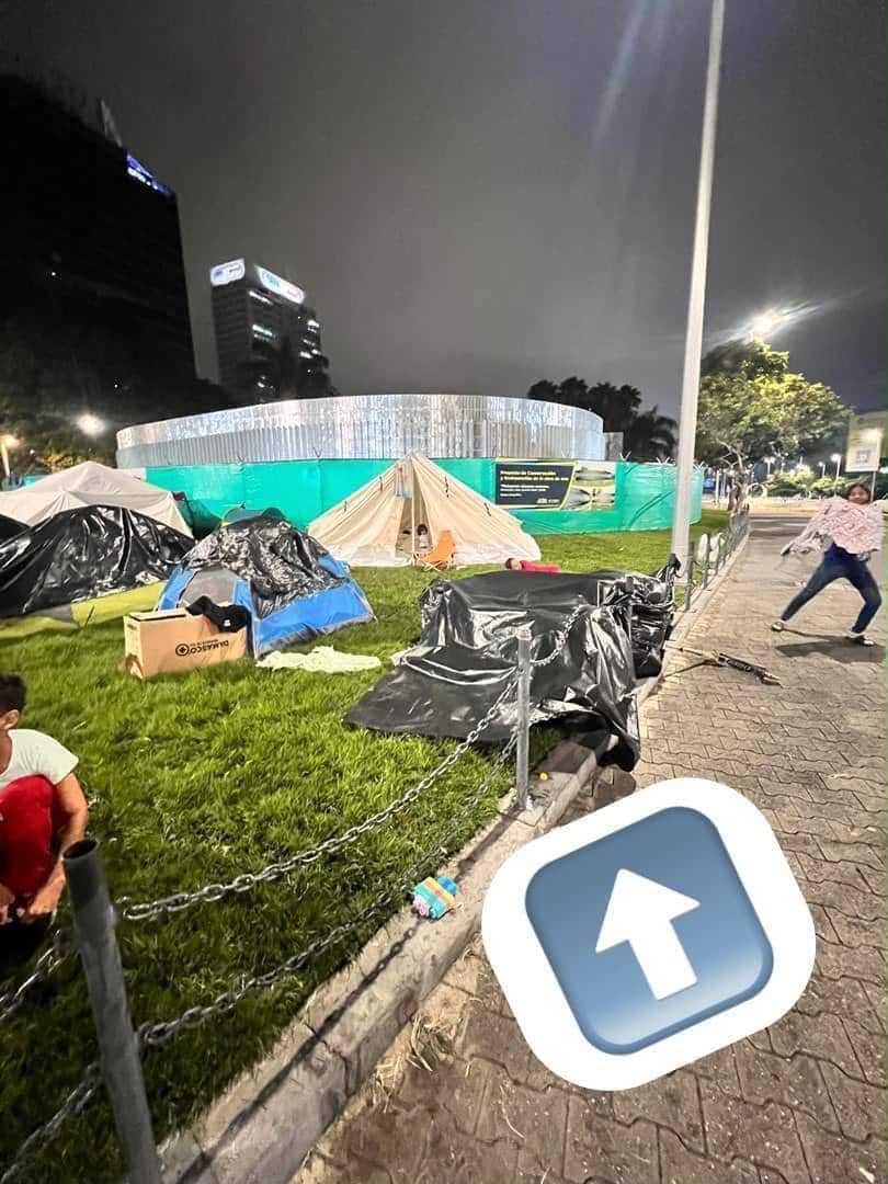 retrasadomental's tweet photo. Me acaba de llegar esto y quiero compartirlo. Estaban en la fuente de Plaza Venezuela - Caracas y pensaron que estaban guardando ropa en ese lugar, pero resulta que es una familia con un bebé de meses (estaba llorando) que solo tiene bolsas negras para cubrirse.
Si alguien puede colaborarles con carpas, se los agradecería muchísimo. Es urgente, por favor, vayan personalmente a llevar la ayuda.