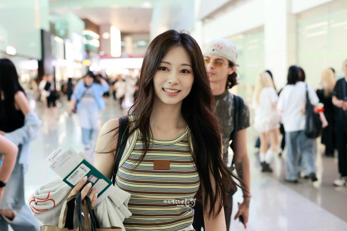 galleryoftzu's tweet photo. tzuyu at the airport today https://t.co/cIILsw6MCN
