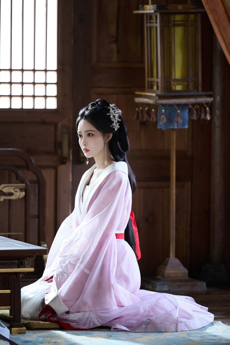OnlyMengZiYi's tweet photo. #เมิ่งจื่ออี้ studio update เงาร่างอันเลือนรางสะท้อนความอ่อนหวานนุ่มนวล, แววตาแฝงไว้ด้วยความรู้สึกนับพัน, ก้าวเดินขึ้นบันไดไปทีละขั้น, ทุกย่างก้าวล้วนมีดอกไม้ผลิบาน. 9 กรกฎาคมนี้, มาร่วมเดินทางเข้าสู่โลกของเสิ่นซีเหอกันเถอะ 
🌺 #BlossomsOfPower 
#บุหงาซ่อนคม
#Mengziyi  #孟子义 https://t.co/gHzW8q0GcO