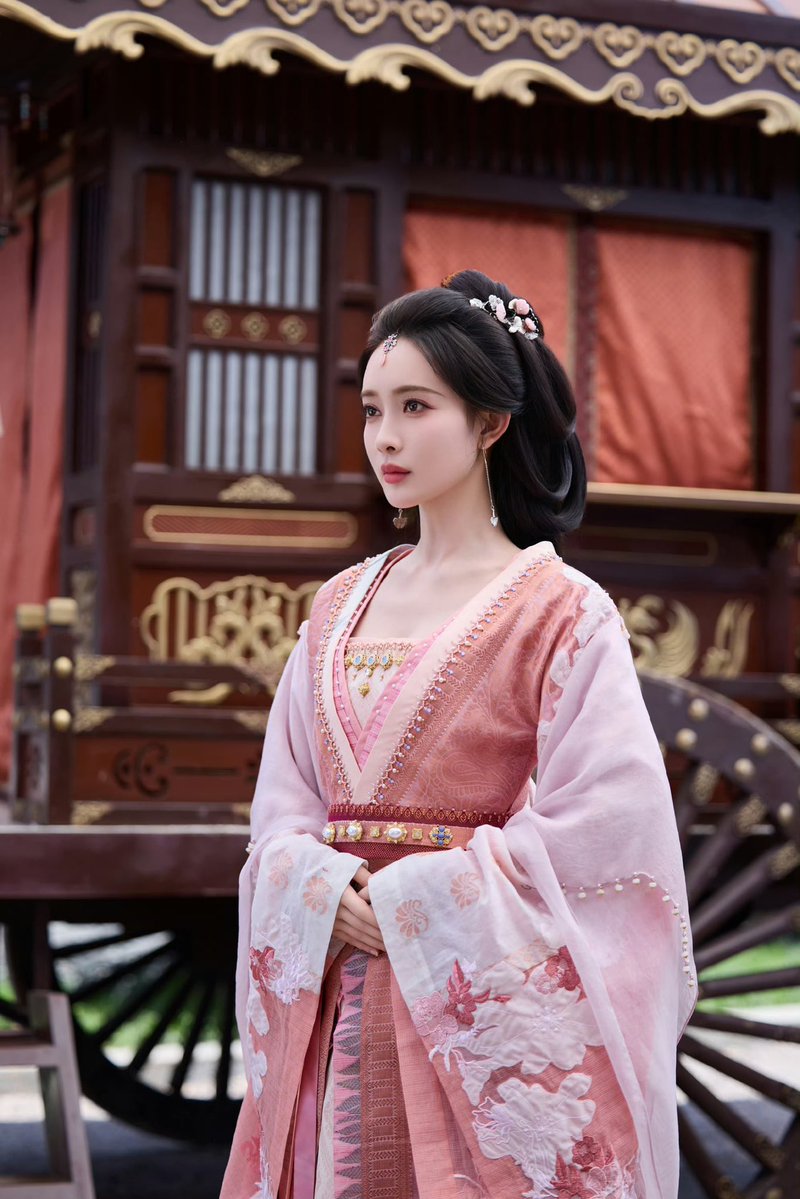 OnlyMengZiYi's tweet photo. #เมิ่งจื่ออี้ studio update เงาร่างอันเลือนรางสะท้อนความอ่อนหวานนุ่มนวล, แววตาแฝงไว้ด้วยความรู้สึกนับพัน, ก้าวเดินขึ้นบันไดไปทีละขั้น, ทุกย่างก้าวล้วนมีดอกไม้ผลิบาน. 9 กรกฎาคมนี้, มาร่วมเดินทางเข้าสู่โลกของเสิ่นซีเหอกันเถอะ 
🌺 #BlossomsOfPower 
#บุหงาซ่อนคม
#Mengziyi  #孟子义 https://t.co/gHzW8q0GcO