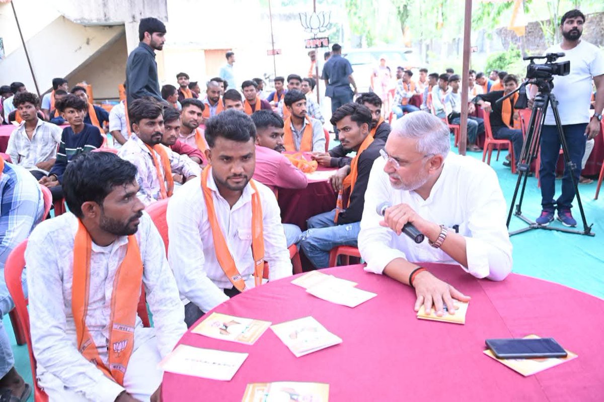 BJYM4Gujarat's tweet photo. 'વિકસિત ભારત યુવા સંવાદ' કાર્યક્રમ અંતર્ગત દાહોદના ધાનપુર ખાતે માનનીય પ્રદેશ અધ્યક્ષશ્રી @iJagdishBJP જી એ યુવાનો સાથે સંવાદ કર્યો તેમજ યુવાનોના નવતર વિચારો અને રાષ્ટ્રનિર્માણ પ્રત્યેના તેમના વિઝનને બિરદાવ્યા તથા વિકસિત ભારતના સ્વપ્નને સાકાર કરવા માટે સૌ યુવાનોને આહ્વાન કર્યું. https://t.co/98TD6KVf7C
