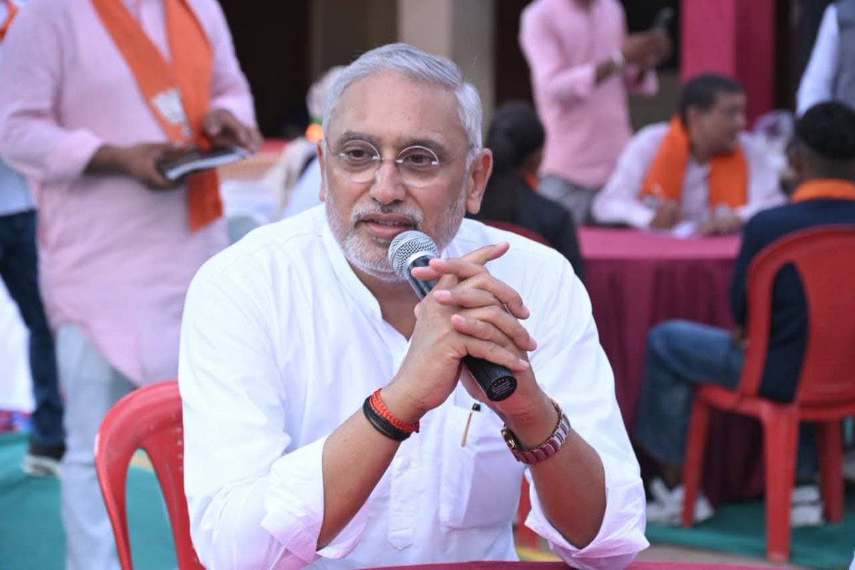 BJYM4Gujarat's tweet photo. 'વિકસિત ભારત યુવા સંવાદ' કાર્યક્રમ અંતર્ગત દાહોદના ધાનપુર ખાતે માનનીય પ્રદેશ અધ્યક્ષશ્રી @iJagdishBJP જી એ યુવાનો સાથે સંવાદ કર્યો તેમજ યુવાનોના નવતર વિચારો અને રાષ્ટ્રનિર્માણ પ્રત્યેના તેમના વિઝનને બિરદાવ્યા તથા વિકસિત ભારતના સ્વપ્નને સાકાર કરવા માટે સૌ યુવાનોને આહ્વાન કર્યું. https://t.co/98TD6KVf7C