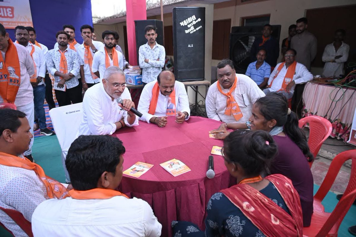 BJYM4Gujarat's tweet photo. 'વિકસિત ભારત યુવા સંવાદ' કાર્યક્રમ અંતર્ગત દાહોદના ધાનપુર ખાતે માનનીય પ્રદેશ અધ્યક્ષશ્રી @iJagdishBJP જી એ યુવાનો સાથે સંવાદ કર્યો તેમજ યુવાનોના નવતર વિચારો અને રાષ્ટ્રનિર્માણ પ્રત્યેના તેમના વિઝનને બિરદાવ્યા તથા વિકસિત ભારતના સ્વપ્નને સાકાર કરવા માટે સૌ યુવાનોને આહ્વાન કર્યું. https://t.co/98TD6KVf7C