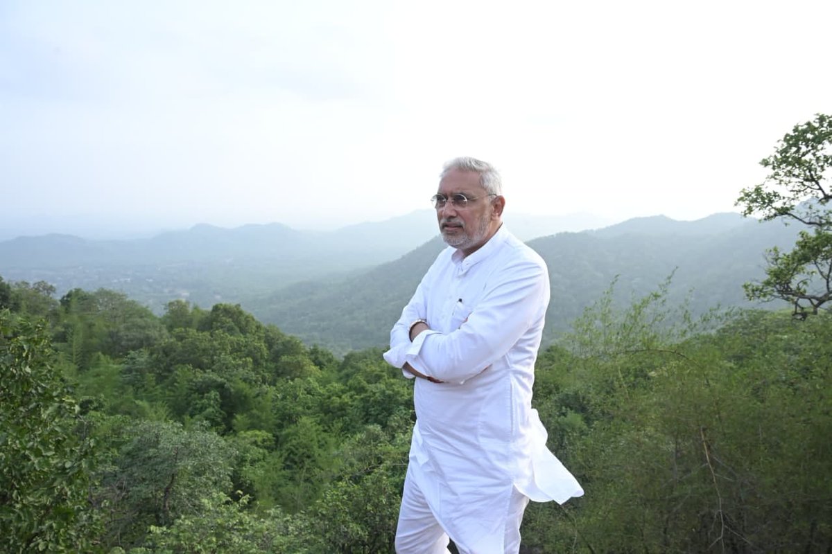 BJP4Karnavati's tweet photo. પ્રકૃતિના ખોળે એક સુહાની પળ.. 🌄

પ્રદેશ અધ્યક્ષ શ્રી @iJagdishBJP સાહેબે દાહોદના રતનમહાલ સનસેટ પોઈન્ટની મુલાકાત લઈ પ્રકૃતિના અદભૂત સૌંદર્યનો આનંદ માણ્યો. https://t.co/nlH07e7Zlp