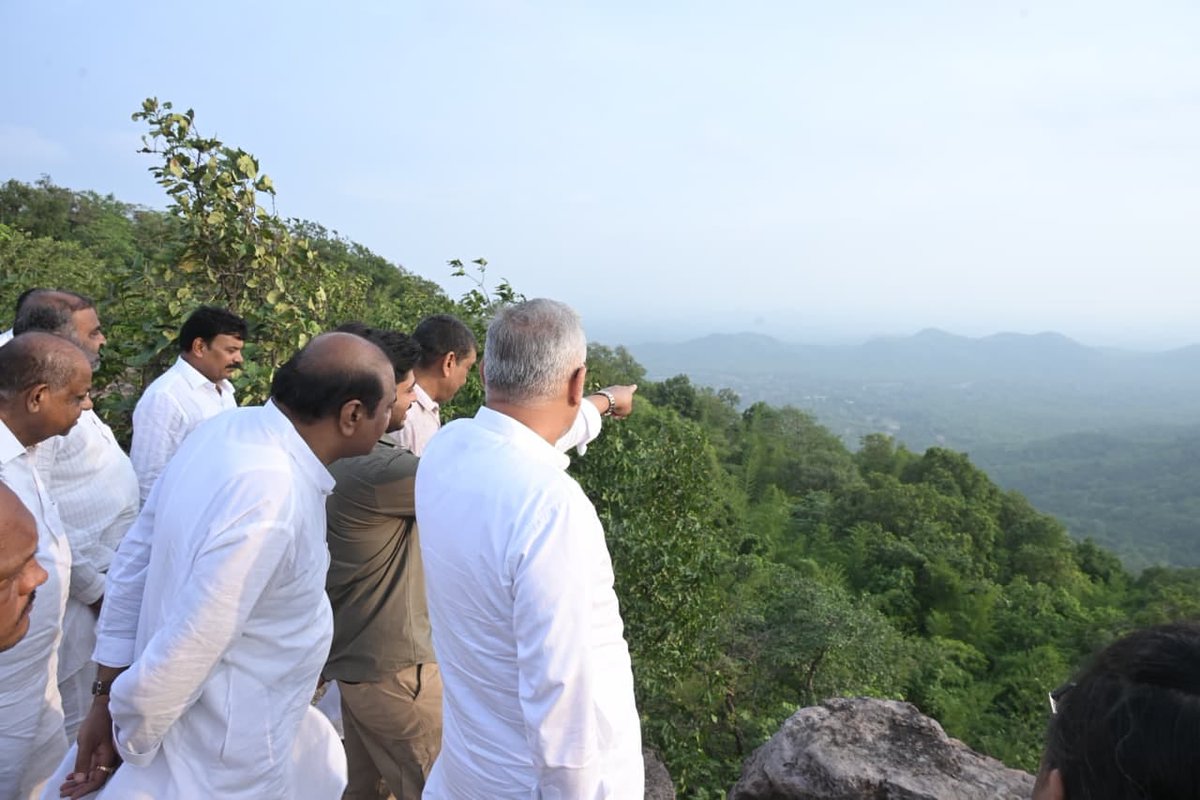 BJP4Karnavati's tweet photo. પ્રકૃતિના ખોળે એક સુહાની પળ.. 🌄

પ્રદેશ અધ્યક્ષ શ્રી @iJagdishBJP સાહેબે દાહોદના રતનમહાલ સનસેટ પોઈન્ટની મુલાકાત લઈ પ્રકૃતિના અદભૂત સૌંદર્યનો આનંદ માણ્યો. https://t.co/nlH07e7Zlp