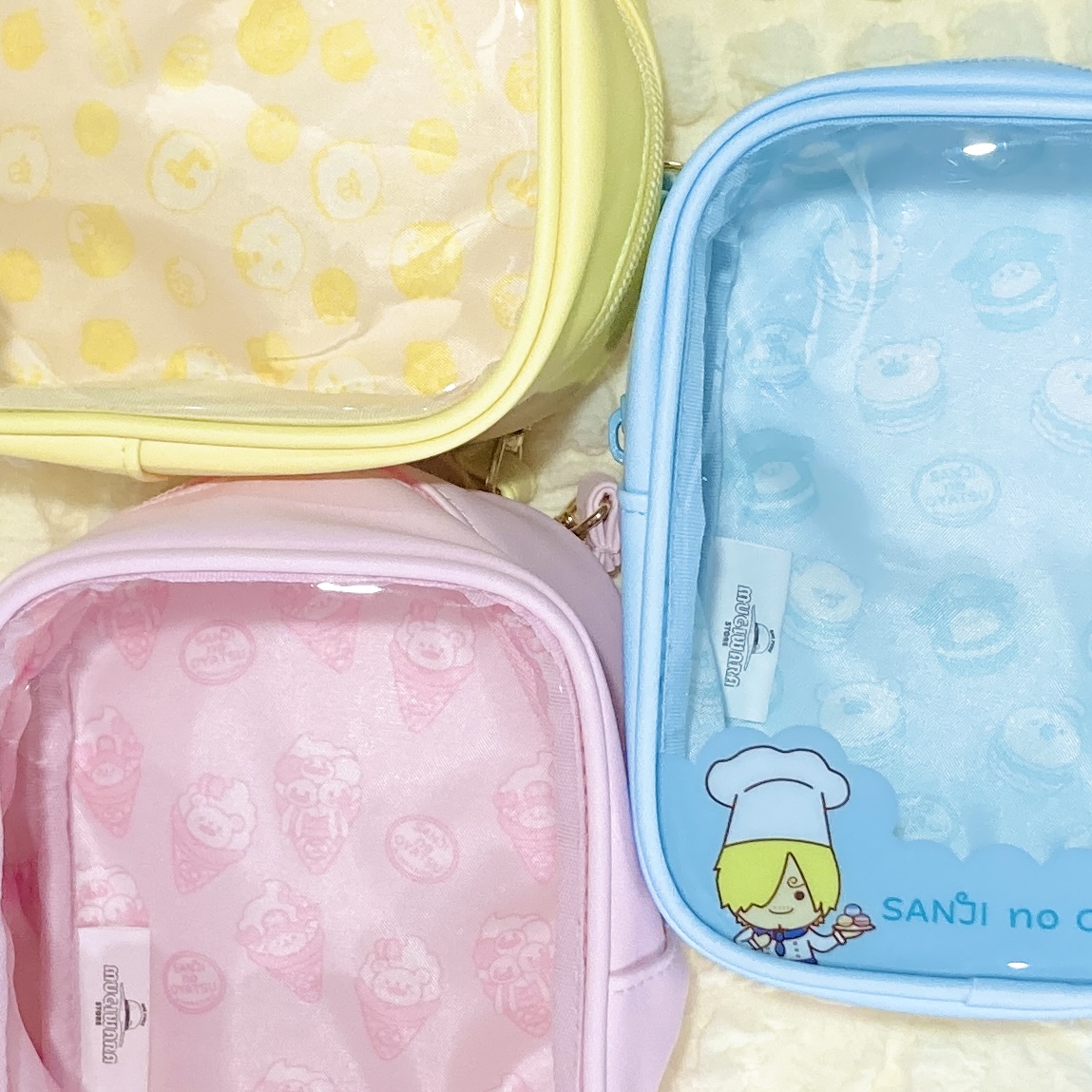 Mugiwara_HA's tweet photo. 【おすすめ商品】HARAJUKU&amp;オンラインオリジナルグッズ

〖 SANJI no OYATSU 〗

窓付きぬいぐるみポシェット
クレープ PINK／マカロン BLUE／ドーナツ YELLOW
各2,750円（税込）

麦たまの一味(1個：1430円)が2つ入る大きさです✨

好評発売中🍽️

#麦わらストア #ONEPIECE https://t.co/mWb7wYdJrC