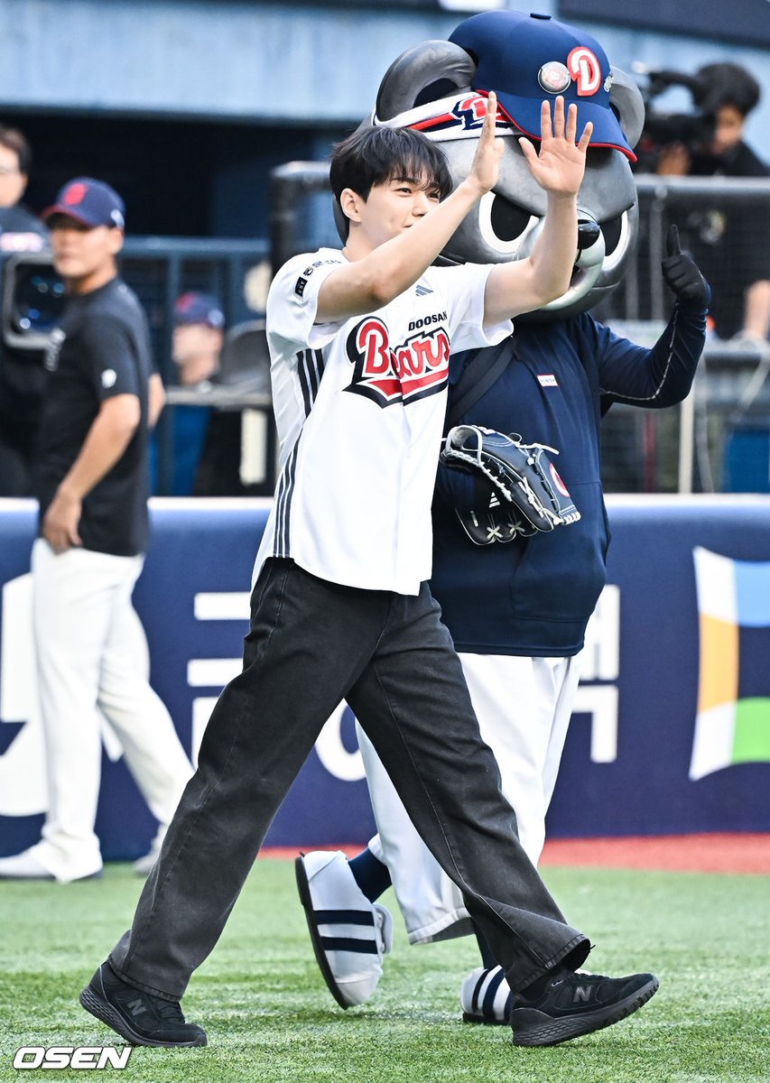 Kstyle_news's tweet photo. 【PHOTO】キム・ミョンス、始球式に登場…爽やかなユニフォーム姿 https://t.co/8q0d5OLwFc