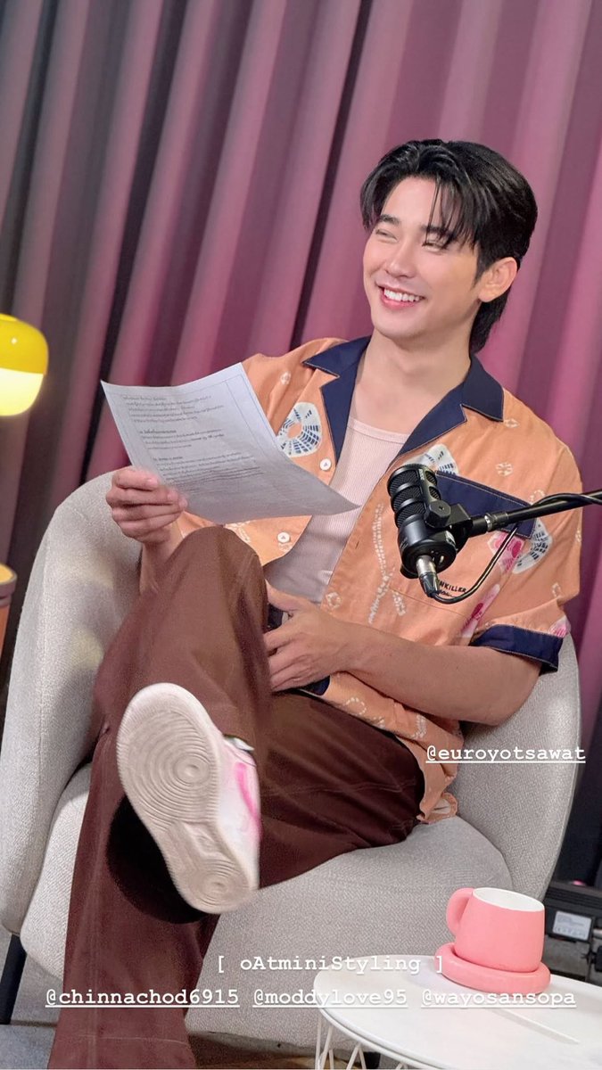 euroyswofficial's tweet photo. —— ♡ 𝐄𝐮𝐫𝐨 𝐘𝐨𝐭𝐬𝐚𝐰𝐚𝐭 ’𝐬 𝐔𝐩𝐝𝐚𝐭𝐞 ☻
🌟 IGS : styledby_oatmini
“ พิธีกรน่ารัก อันดับที่1 🎀🙈 ”
#TALKTO_U
#Euroyotsawat #ยูโรยศวรรธน์ https://t.co/eRUjzjePpy