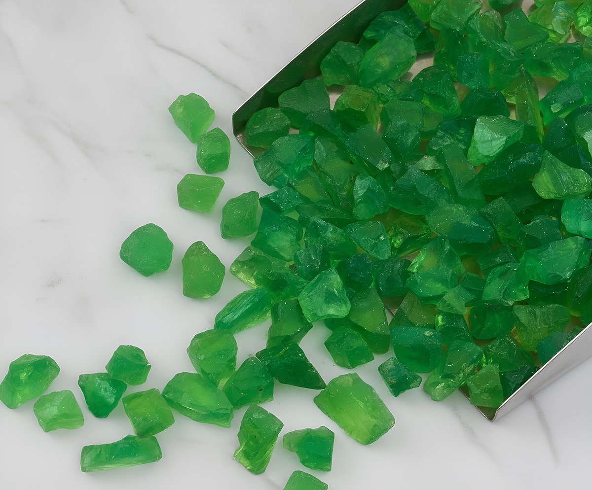 echinastone's tweet photo. Tsavorite is renowned for its exceptional vivid green saturation, remarkable clarity, and high refractive index. High-grade tsavorite garnet rough offers excellent yield potential for custom faceting and high-end jewelry design.
https://t.co/WoUp5OLrJl

#gemstones #ChinaStone https://t.co/RrxD89UO9t