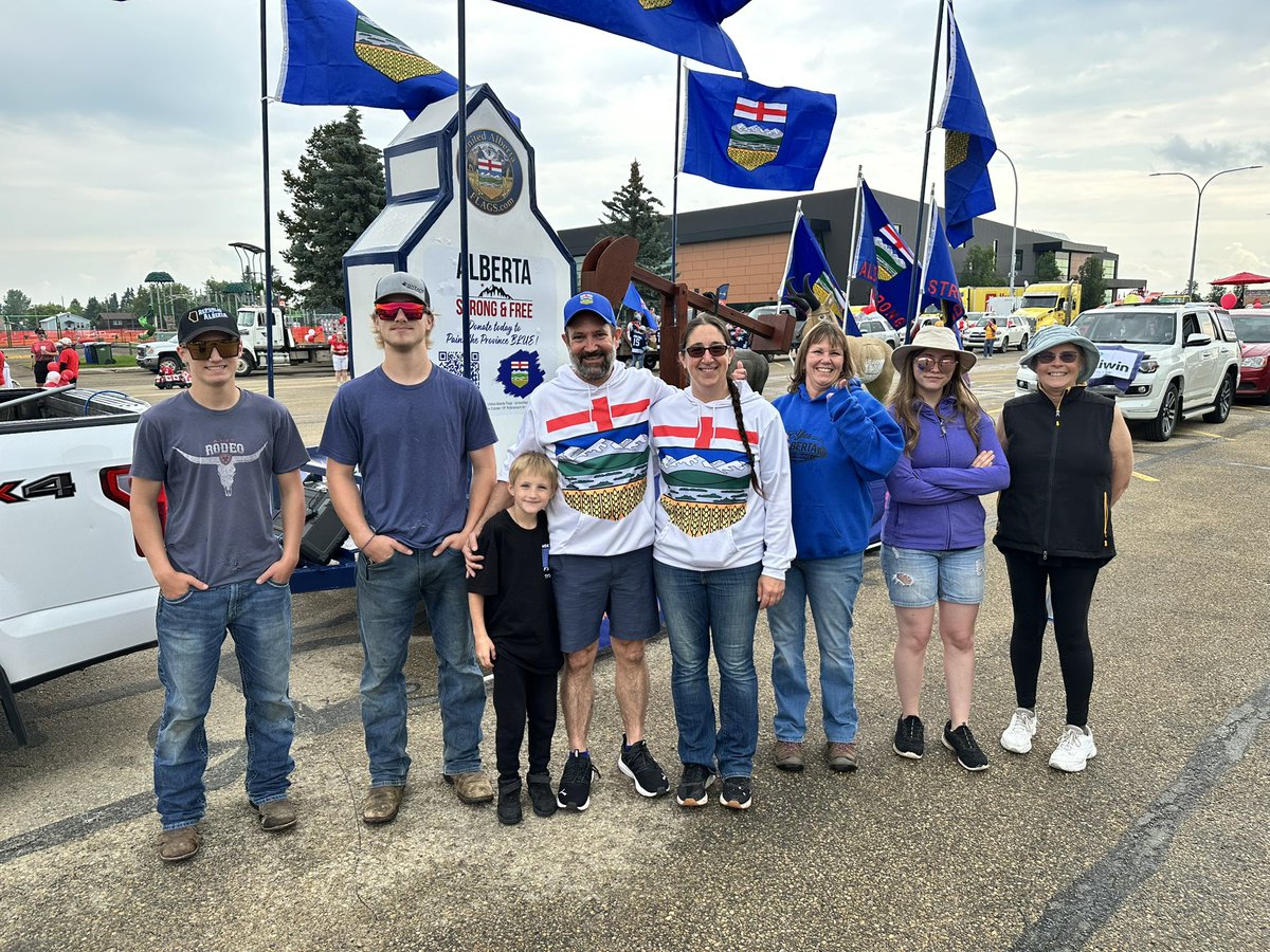 United_AB_Flags's tweet photo. Wonderful parade today in the City of Wetaskiwin!

Kicking off our Paint the Province Blue campaign tour, we handed out over 1000 flags today thanks to an amazing group of volunteers. 

The community support and enthusiasm was overwhelming. 🧢 https://t.co/riY2Mih1xp