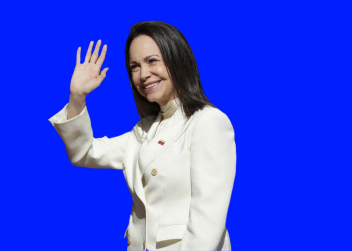 DatosAme24's tweet photo. 🇻🇪🇺🇸#AHORA - EEUU insta a María Corina Machado a tener paciencia en su plan de regresar a Venezuela, Según Semafor, fuentes afirman que Donald Trump no se opone a su retorno.

Segun el medio estadounidense, la administración Trump prefiere frenar el viaje para "no hacer estallar todo el asunto de la noche a la mañana".