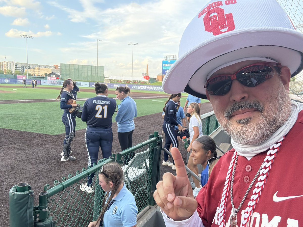 senoroukc's tweet photo. @nicole_mendes_ &amp; @nicolehmay we  ran into @hopetraut at the @kcdiamonds game tonight! ⚾️ 

Always great seeing familiar faces &amp; enjoying a fun night at the ballpark w/ @OU_Softball in KC‼️

Hope you had an awesome time!

#KCDiamonds #BaseballNight #OUDNA #KCSooners #OUSoftball https://t.co/iUHJgKMe7G