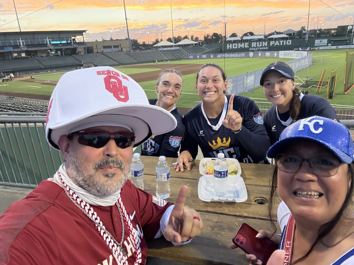 senoroukc's tweet photo. @nicole_mendes_ &amp; @nicolehmay we  ran into @hopetraut at the @kcdiamonds game tonight! ⚾️ 

Always great seeing familiar faces &amp; enjoying a fun night at the ballpark w/ @OU_Softball in KC‼️

Hope you had an awesome time!

#KCDiamonds #BaseballNight #OUDNA #KCSooners #OUSoftball https://t.co/iUHJgKMe7G