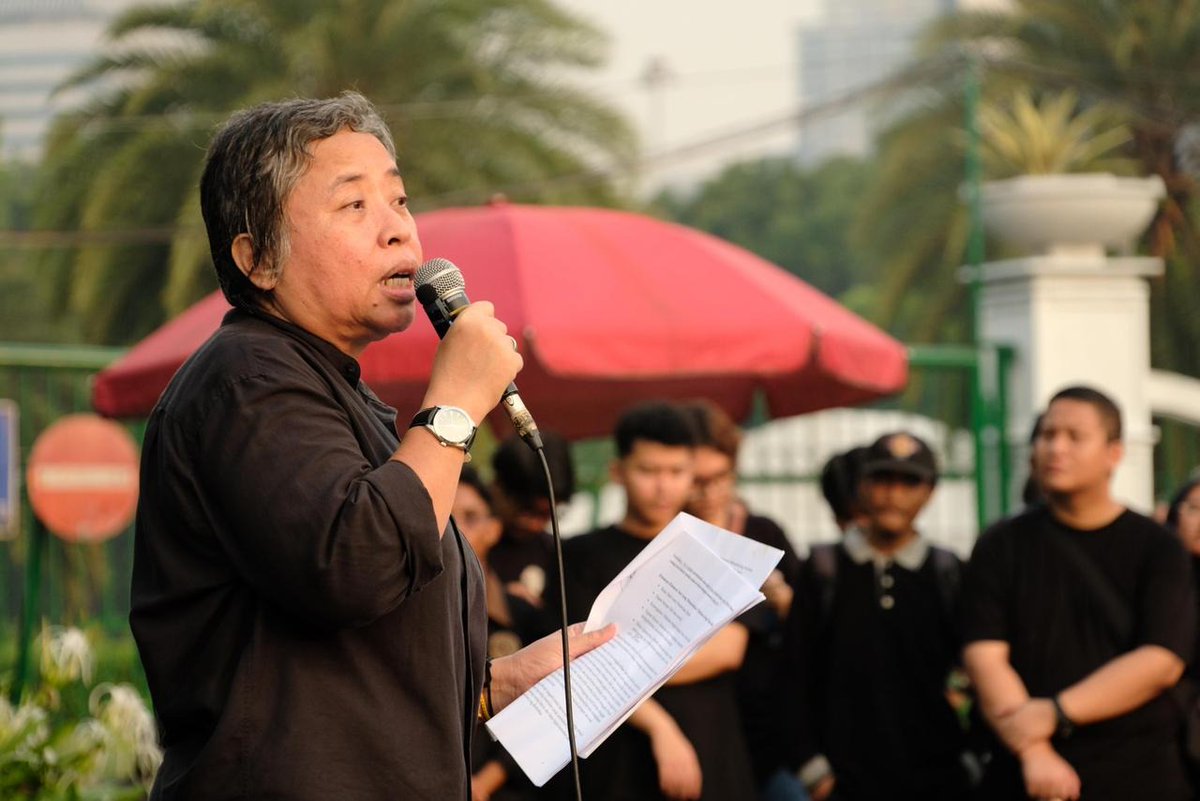 sumarsih11's tweet photo. Ayo ke @kamisan lagi
Bila pidato Prsdn @prabowo di Hari Bhayangkara kluar dari pikiran yg jernih&amp;hati yg tulus, maka usut tuntas trgd Semanggi I-II-Trisakti &amp; Philangan Paksa di PengadilanHAM ad hoc agar hukum tdk tajam kebawah &amp; tumpul keatas
@dipanggilwawan https://t.co/Xtx3kd8ay2