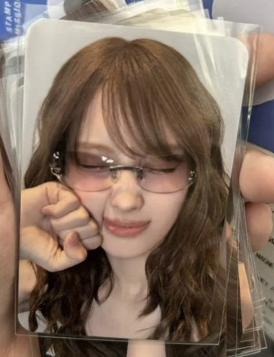 mishamo's tweet photo. i genuinely think this might be my favorite momo pc ever……….. https://t.co/xTuJ7dJoO0
