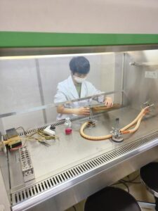 sho_oh's tweet photo. 1年生の細胞組織学実習では動物細胞の培養を行っています。滅菌缶の口を火炎滅菌してピペットの準備をします。・・・【湘央生命科学技術専門学校応用生物科学科のブログを更新しました】 https://t.co/QvQI3EGvoz #バイオ技術者 #専門学校 #実習 #細胞組織 #動物細胞 https://t.co/w8Et3Y7dZI