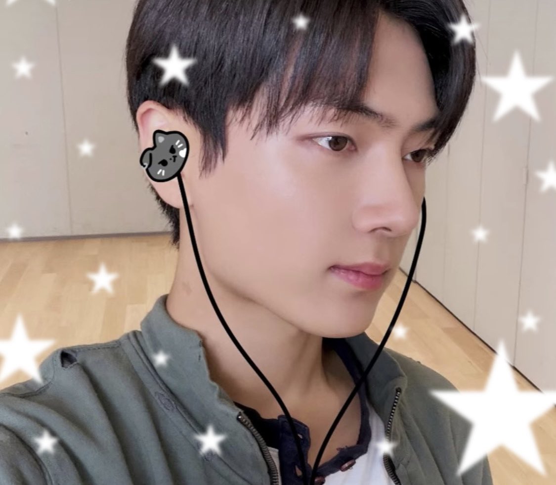 catstarpjs's tweet photo. jay with his noxstar earpiece! 🐈‍⬛🤍 https://t.co/kIzSvSCOvk