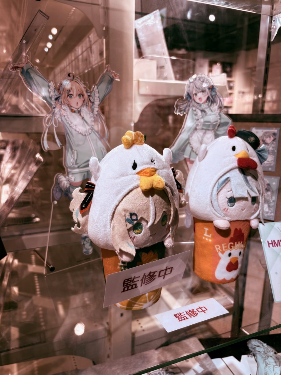 HmvBooksShibuya's tweet photo. ||◤ ☔🐬 展示中 🌟🚀 ◢||

VTuberユニット『Weather Planet』
＠ Loppi・HMV限定グッズ
サンプル展示中です！

からあげクンぬい・BIGアクスタの
存在感すごい＆相対的に
ミニアクスタキーホルダーの
ちんまいさもかわいいですね～🙌

⚠️┆予約〆7月6日(月) 23:59まで
🔗┆https://t.co/kmKTTxVUgw https://t.co/9ByToO2UNR