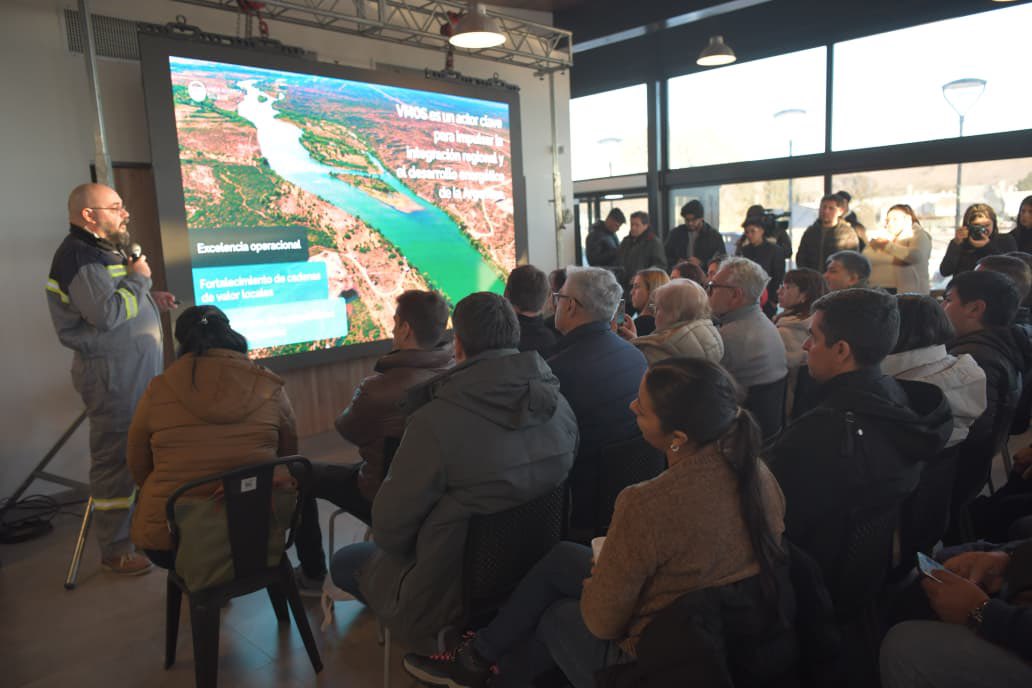 rionegrogob's tweet photo. PROYECTO VMOS: EL FUTURO DE RÍO NEGRO YA SE ESTÁ CONSTRUYENDO

Hoy, 30 intendentes rionegrinos recorrieron las obras del oleoducto Vaca Muerta Oil Sur en Punta Colorada, Sierra Grande para conocer uno de los proyectos energéticos más importantes de la historia.🇦🇷👷‍♂️ https://t.co/GholWOO7lA