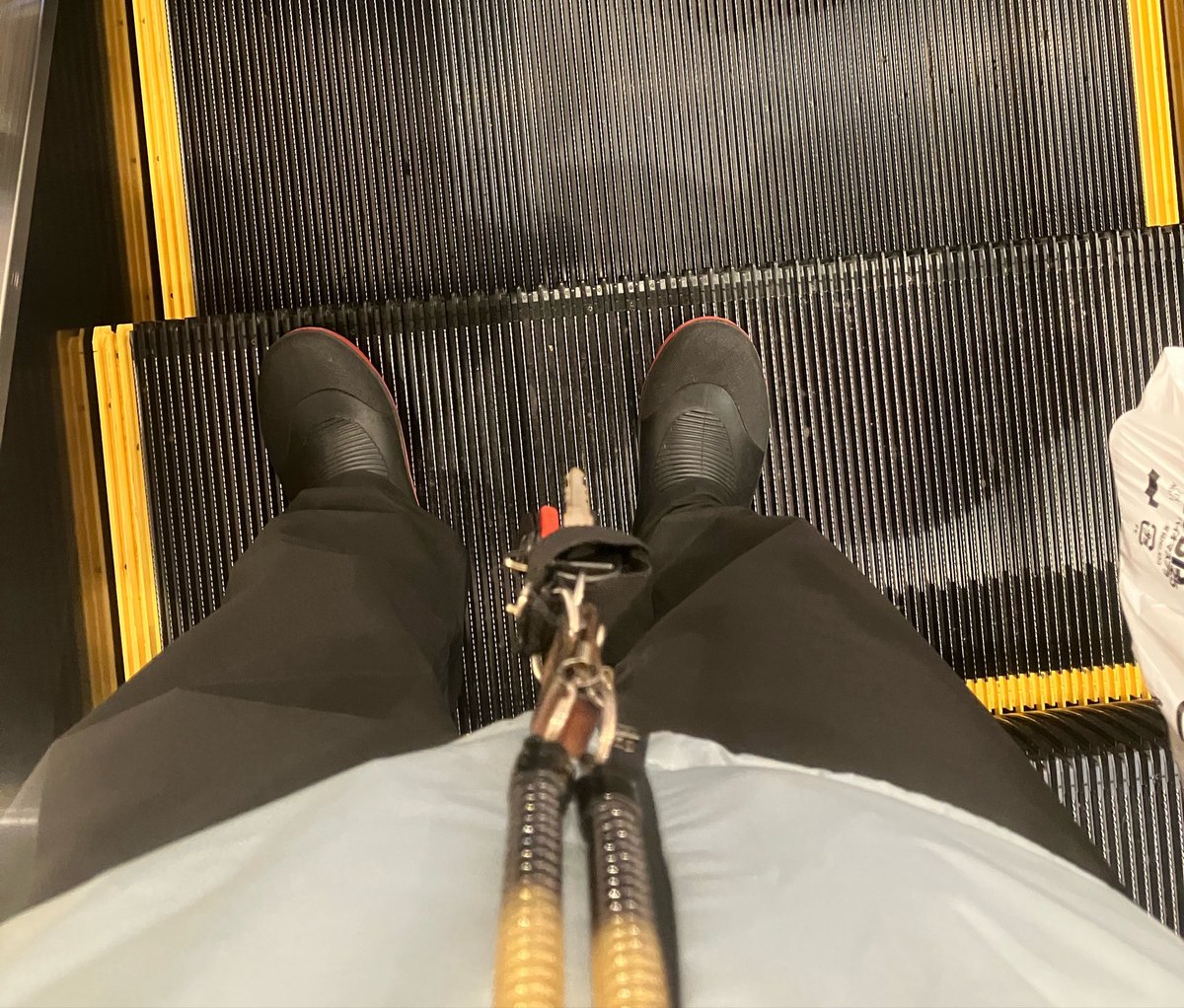 supercub50uber's tweet photo. カッパ着て長靴でららぽーと😭 https://t.co/RT7bEWdNHl
